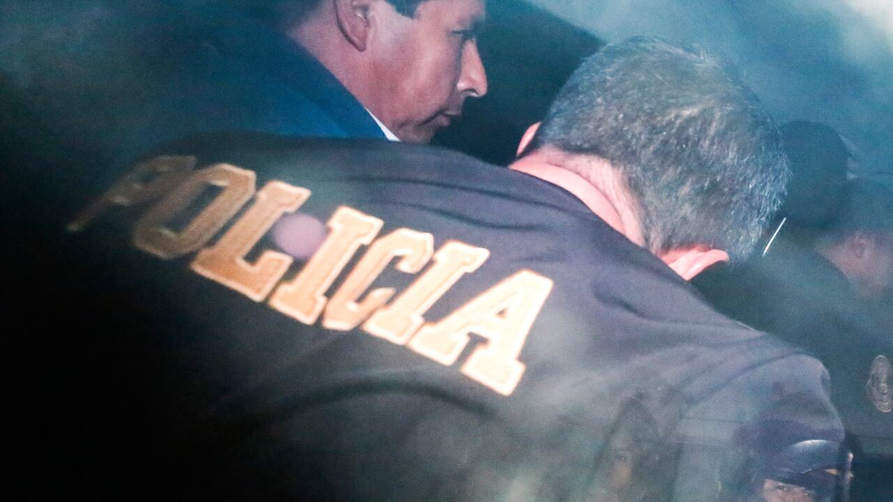 El derrocado presidente de Perú, Pedro Castillo, es escoltado por la policía en una comisaría.