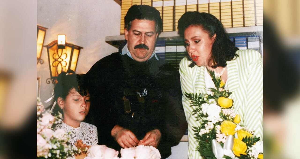 Con su esposa, Victoria Henao, en una celebración familiar. Tras la muerte del capo, su esposa y su hijo ambos tuvieron que cambiar de identidad para rehacer sus vidas.