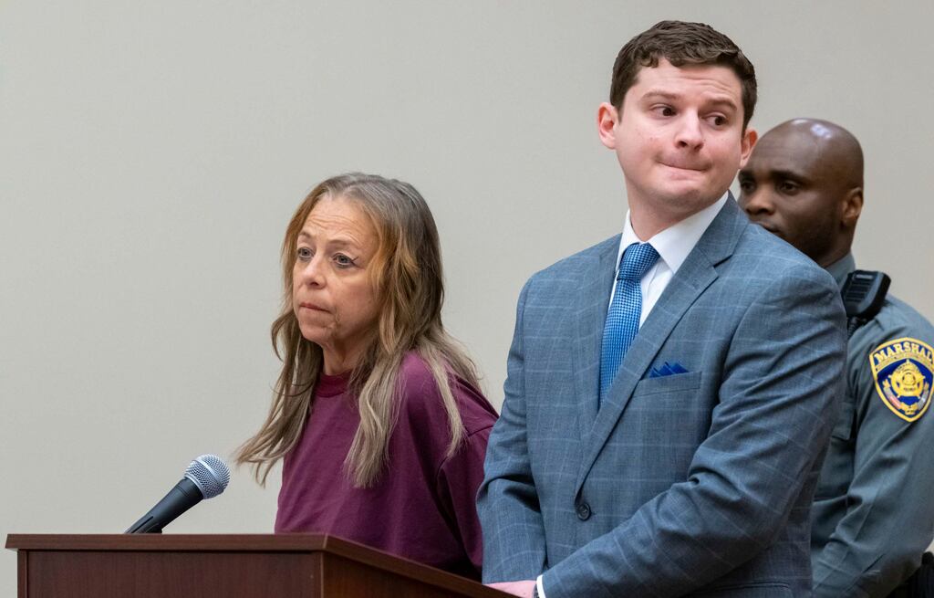 Kimberly Sullivan junto a su abogado Jason Spilka durante una audiencia de fianza el jueves 13 de marzo de 2025 en el Tribunal Superior de Waterbury. (Jim Shannon/Hearst Connecticut Media vía AP, Pool)