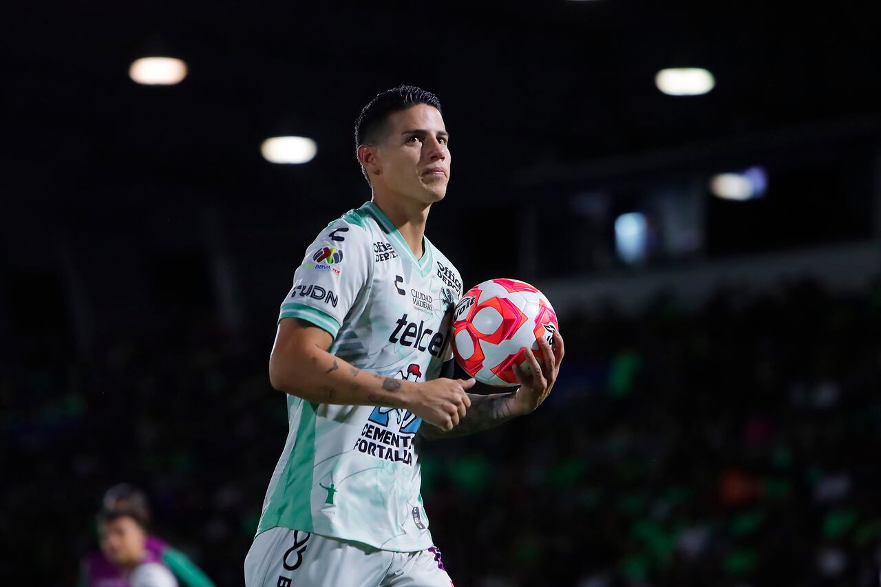 CIUDAD JUAREZ, MEXICO - SEPTEMBER 26: James Rodriguez of Leon holds the ball during the 11th round match between FC Juarez and Leon as part of the Torneo Apertura 2025 Liga MX at Olimpico Benito Juarez on September 26, 2025 in Ciudad Juarez, Mexico. (Photo by Francisco Alvarez/Jam Media/Getty Images)