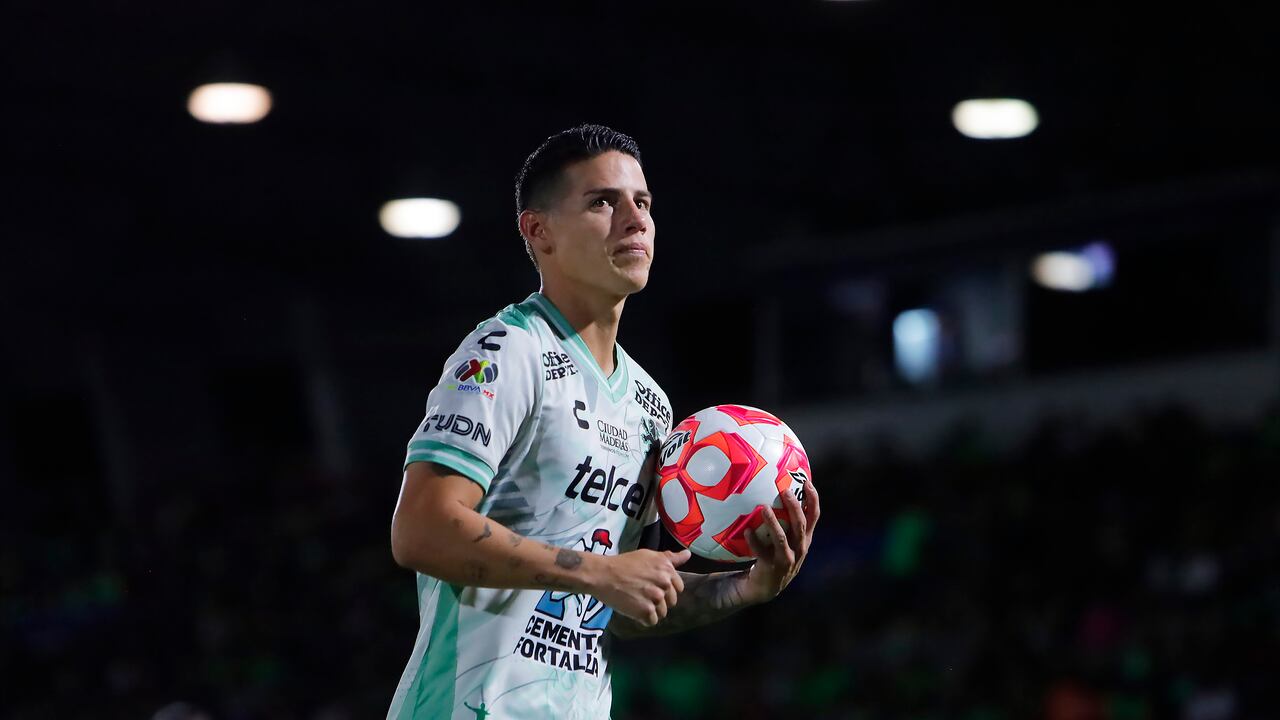 CIUDAD JUAREZ, MEXICO - SEPTEMBER 26: James Rodriguez of Leon holds the ball during the 11th round match between FC Juarez and Leon as part of the Torneo Apertura 2025 Liga MX at Olimpico Benito Juarez on September 26, 2025 in Ciudad Juarez, Mexico. (Photo by Francisco Alvarez/Jam Media/Getty Images)