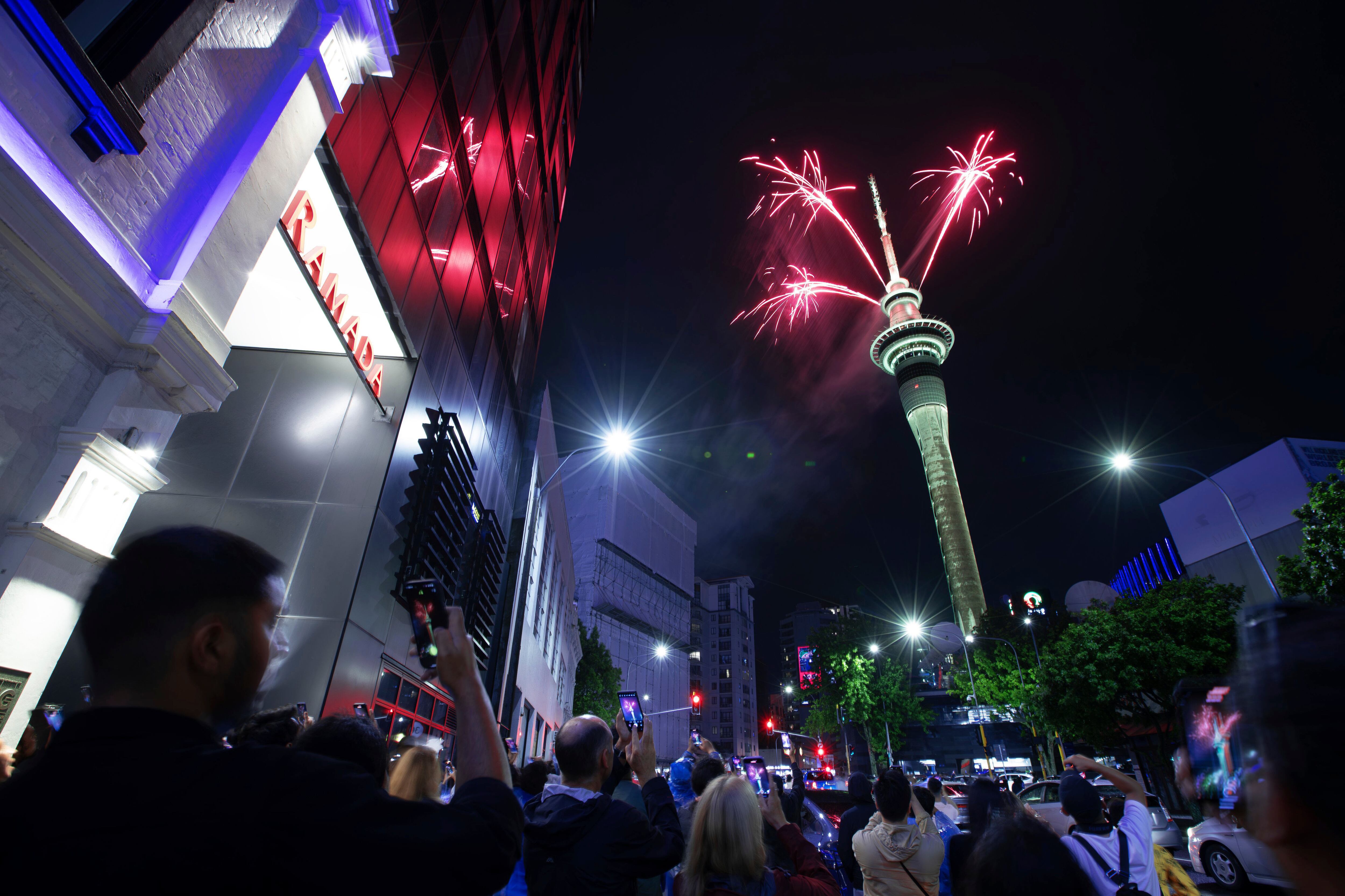 Fuegos artificiales estallando desde la Sky Tower en Auckland, Nueva Zelanda, para celebrar el Año Nuevo.