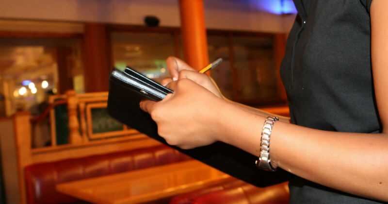 1.	En Australia no es necesario dar propina, ya que la factura de los establecimientos incluye un cargo adicional. Es preciso señalar que, según el informe, el salario de los camareros en ese país supera los US$15 por hora. 