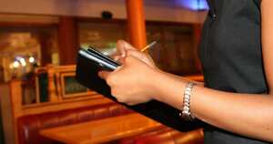 1. En Australia no es necesario dar propina, ya que la factura de los establecimientos incluye un cargo adicional. Es preciso señalar que, según el informe, el salario de los camareros en ese país supera los US$15 por hora.