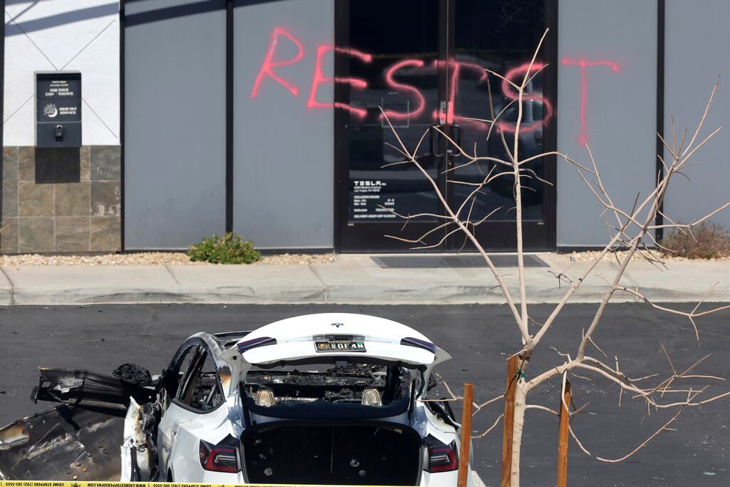 Un vehículo Tesla incendiado se muestra en un centro de colisiones de Tesla el martes 18 de marzo de 2025 en Las Vegas. (Steve Marcus/Las Vegas Sun vía AP)