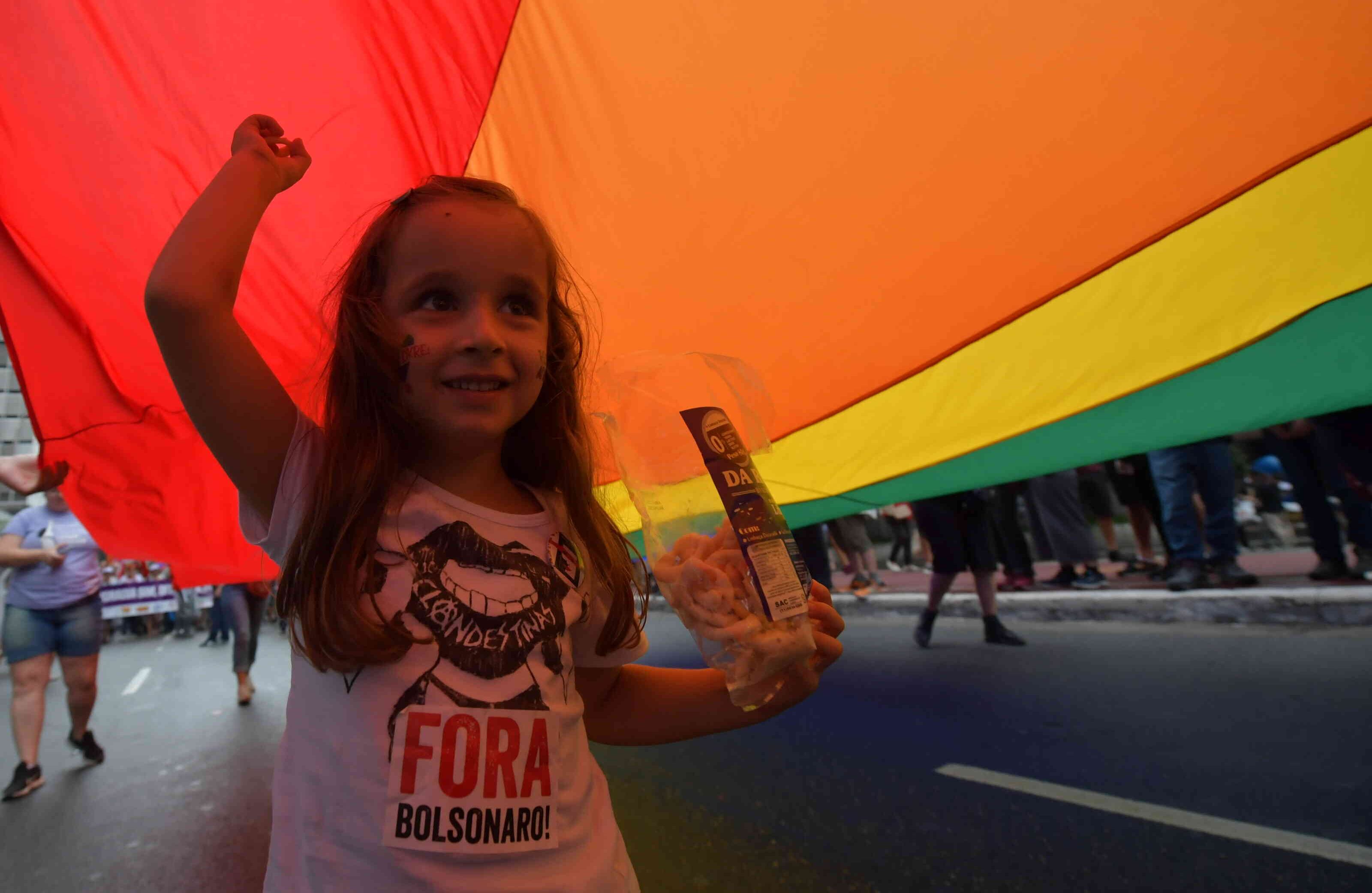 Una niña marcha en las calles de Sao Paulo, Brasil, durante el Día Internacional de la Mujer, el 8 de marzo de 2020. Los reclamos de igualdad por parte de las mujeres se hicieron escuchar en varias capitales del mundo. (Foto: Nelson Almeida / AFP)