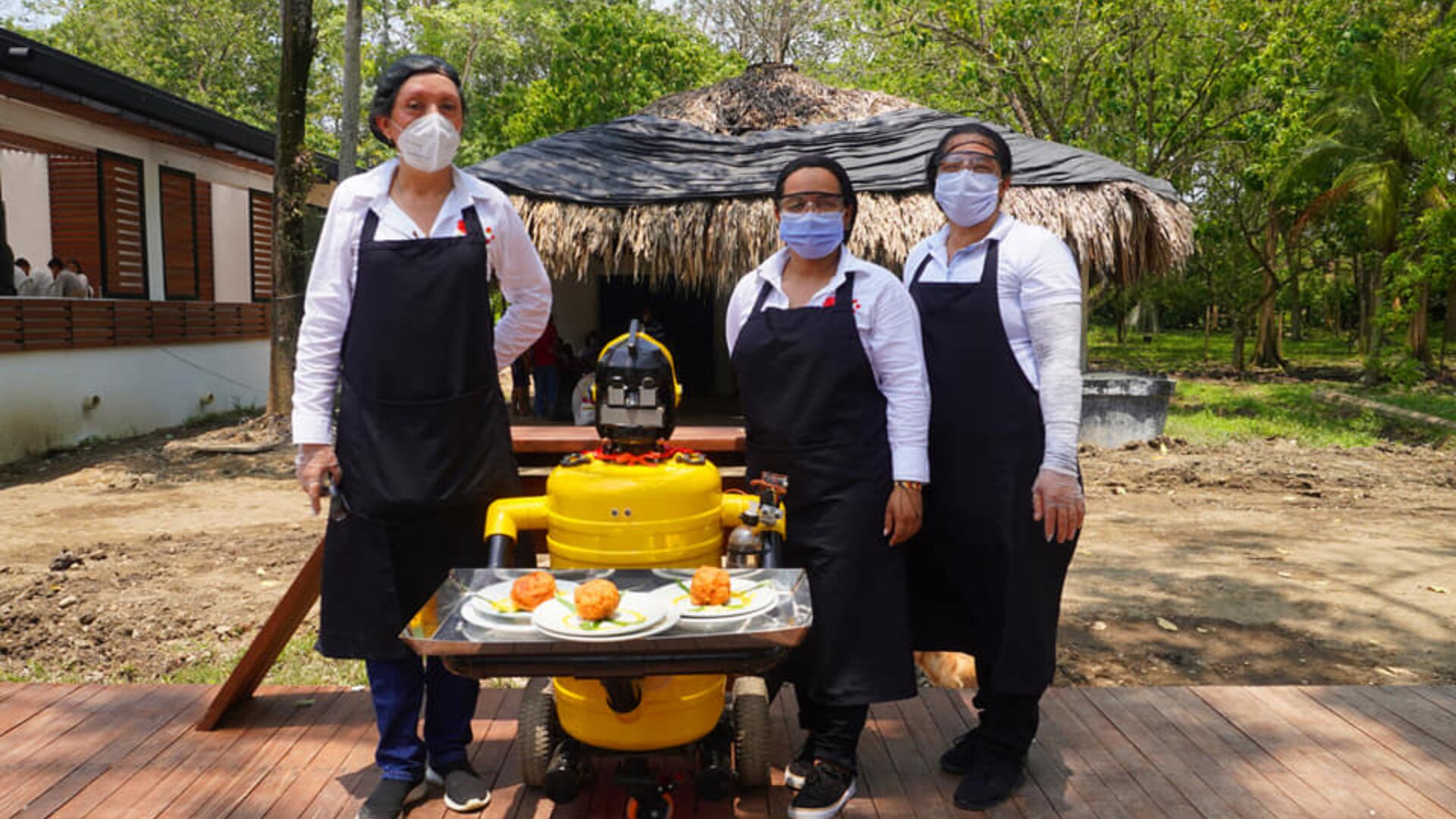 Entre los múltiples robots que han creado, se destaca este robot mesero que ayuda en la repartición y  recolección de platos en eventos masivos.