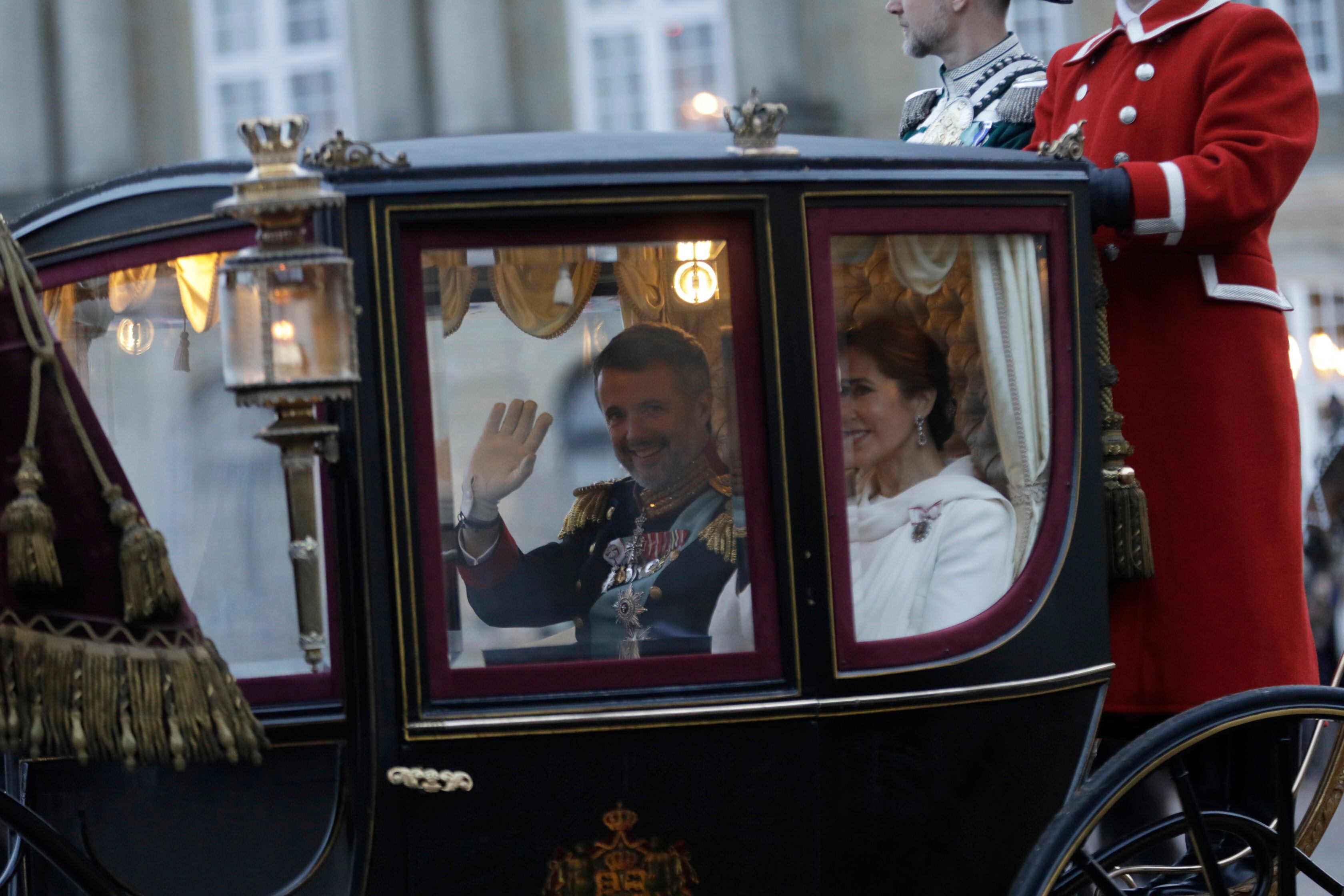 El rey Federico X de Dinamarca y la reina María viajan en un autocar de regreso al Palacio de Amalienborg después de la proclamación, en Copenhague, el domingo 14 de enero de 2024. El primer ministro de Dinamarca proclamó rey a Federico X después de que su madre, la reina Margarita II, firmara formalmente su abdicación. Grandes multitudes acudieron a regocijarse del paso del trono de una amada monarca a su popular hijo.