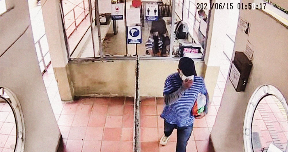  Imágenes de las cámaras de seguridad de la Brigada 30, cuando ingresa la camioneta usada en el atentado terrorista. 