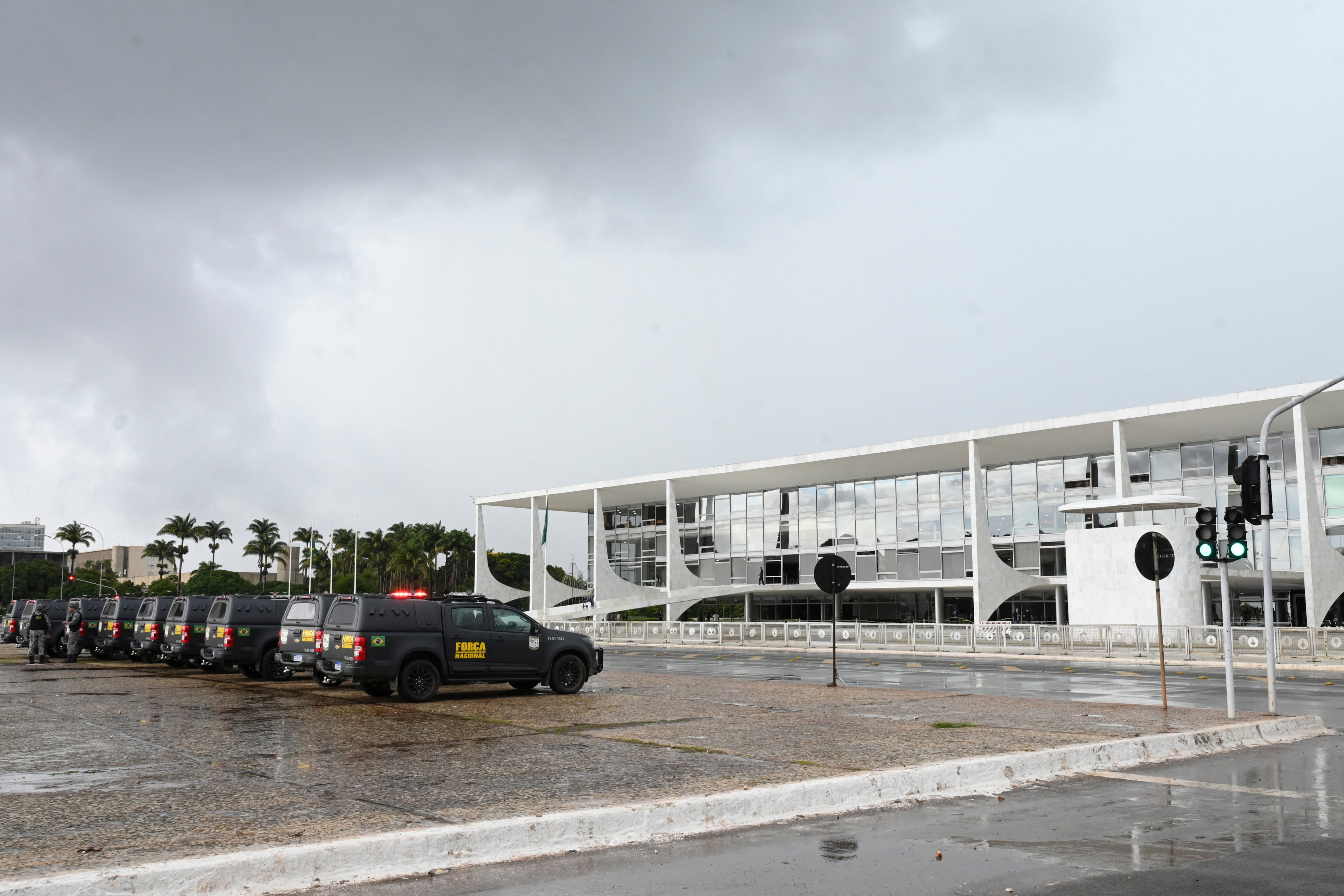 Oficiales y vehículos de la Fuerza Nacional de Seguridad montan guardia afuera del Palacio Planalto en Brasilia el 11 de enero de 2023. - El gobierno brasileño reforzó la seguridad alrededor de sus edificios en la capital el miércoles antes de otra protesta planificada por seguidores del expresidente Jair Bolsonaro que asaltaron la presidencia, el Congreso y la Corte Suprema durante el fin de semana. (Foto por EVARISTO SA / AFP)