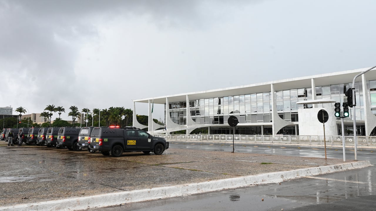 Oficiales y vehículos de la Fuerza Nacional de Seguridad montan guardia afuera del Palacio Planalto en Brasilia el 11 de enero de 2023. - El gobierno brasileño reforzó la seguridad alrededor de sus edificios en la capital el miércoles antes de otra protesta planificada por seguidores del expresidente Jair Bolsonaro que asaltaron la presidencia, el Congreso y la Corte Suprema durante el fin de semana. (Foto por EVARISTO SA / AFP)