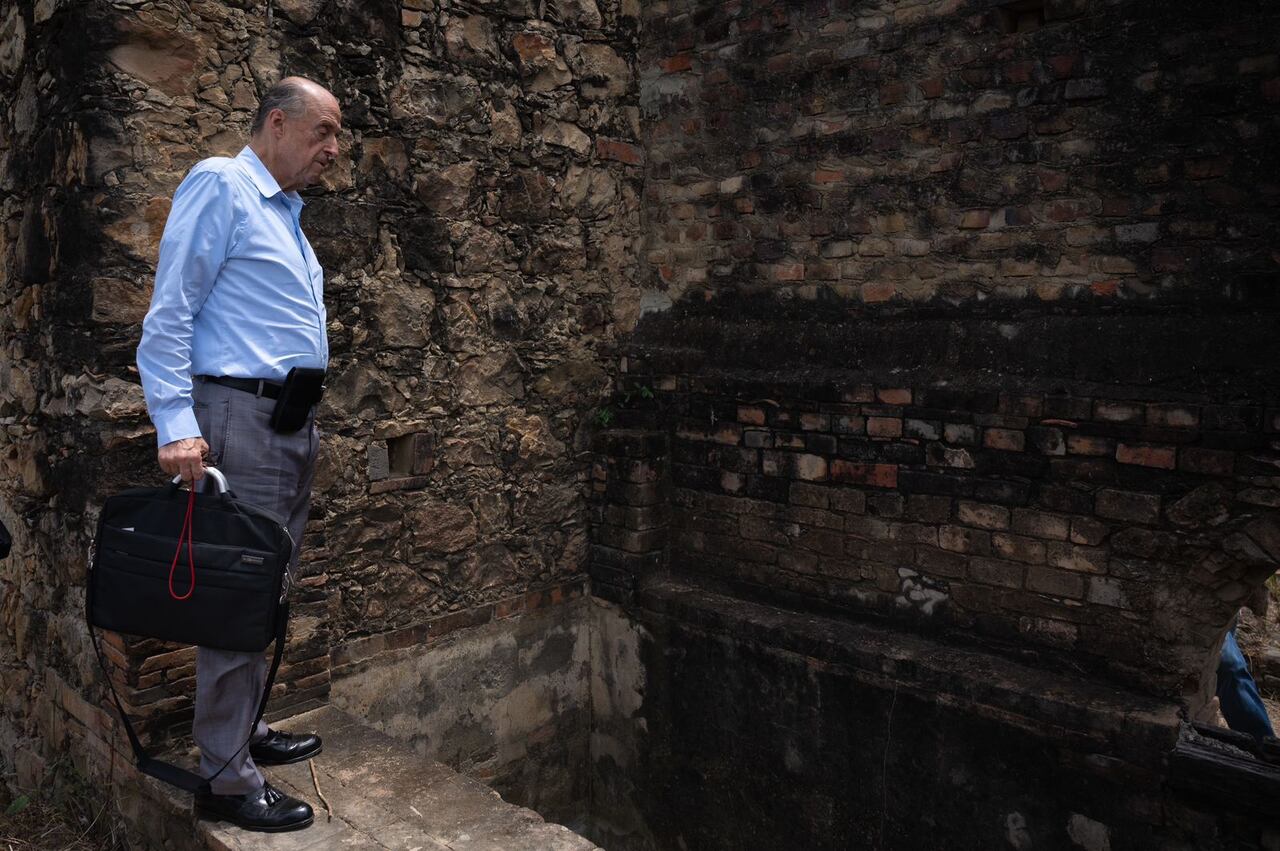 El canciller Álvaro Leyva observa un horno crematorio en Juan Frío, Villa del Rosario, Norte de Santander.