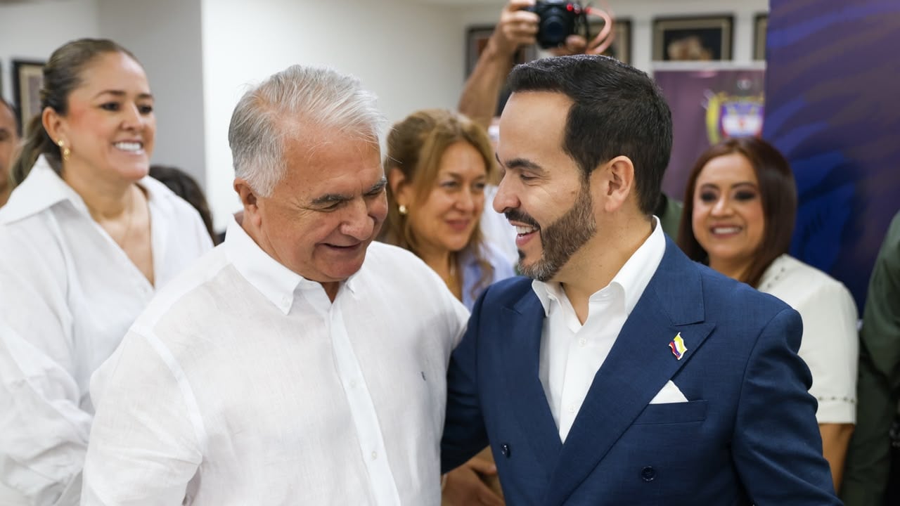 El encuentro reunió al gobernador del Huila, Rodrigo Villalba Mosquera, y al presidente electo, Abelardo De La Espriella, con varios alcaldes.