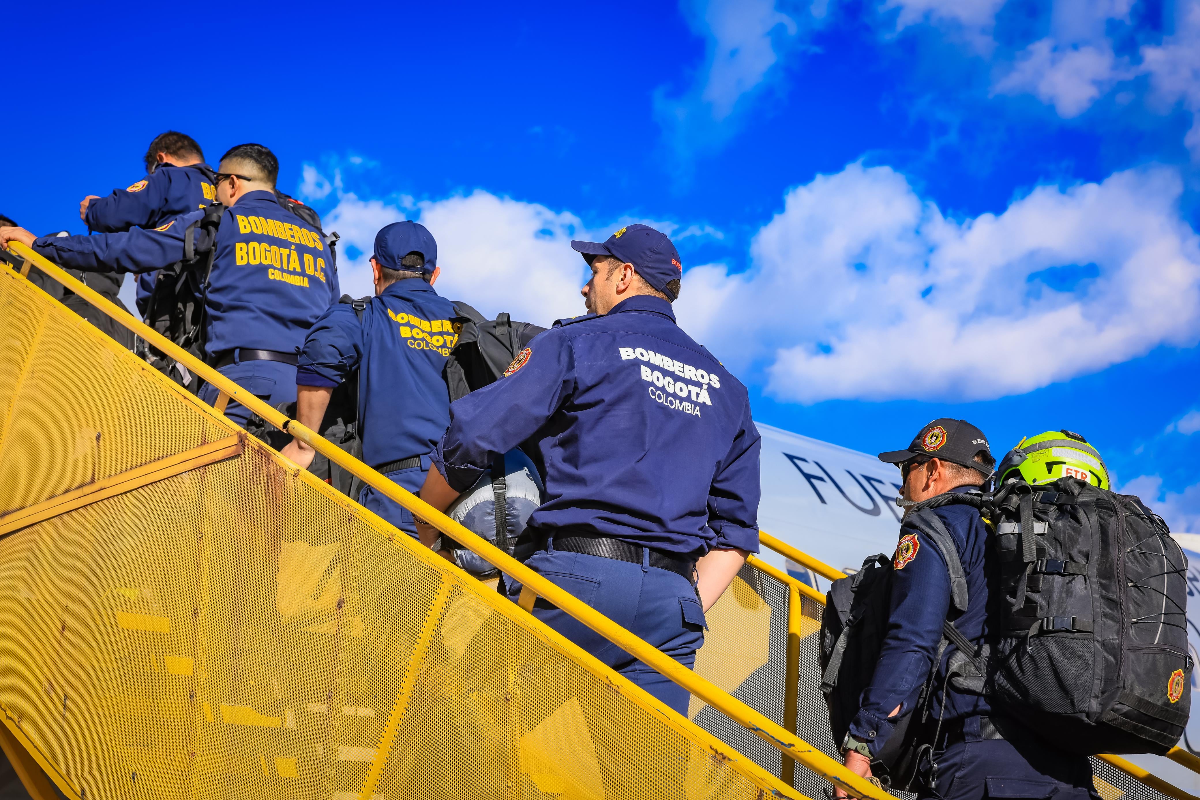 Rescatistas subiéndose al avión con destino a Cali, Valle del Cauca.