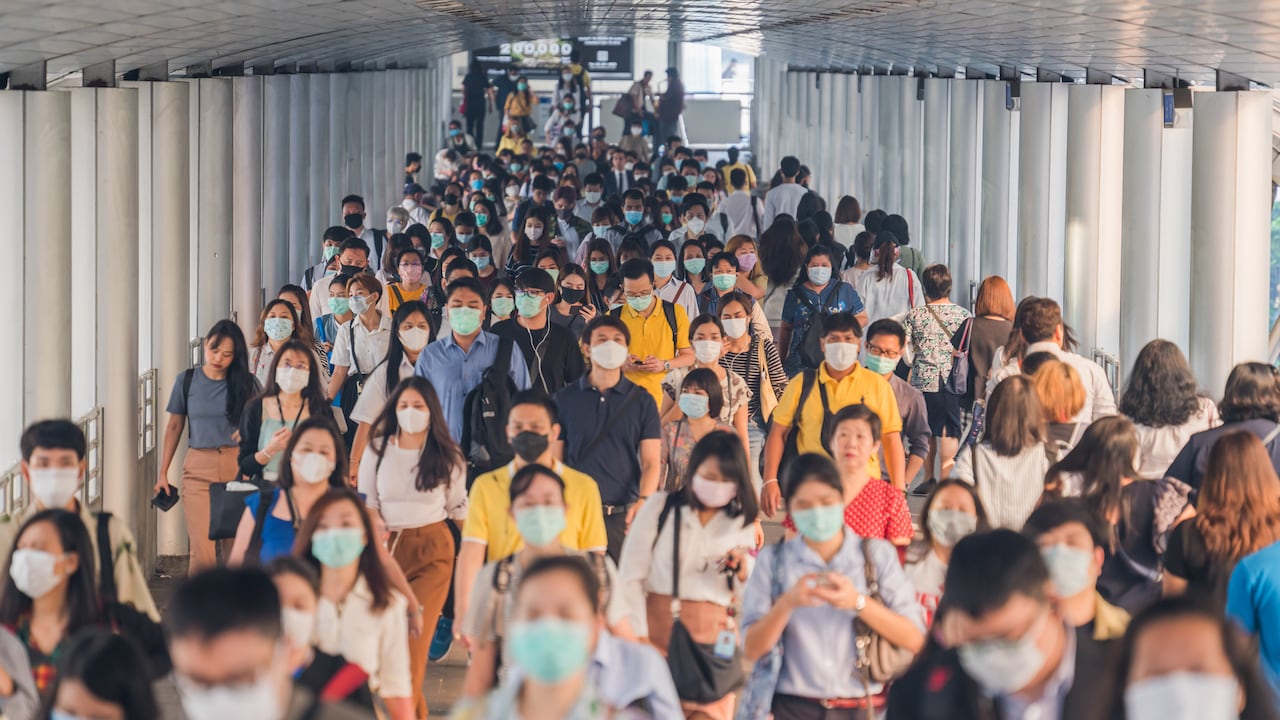 Multitudes de asiáticos portando tapabocas - Imagen de referencia