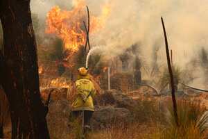 Se han emitido varias alertas de emergencia porque la situación podría empeorar con las fuertes ráfagas de viento previstas para estos días que corren el riesgo de avivar las llamas.