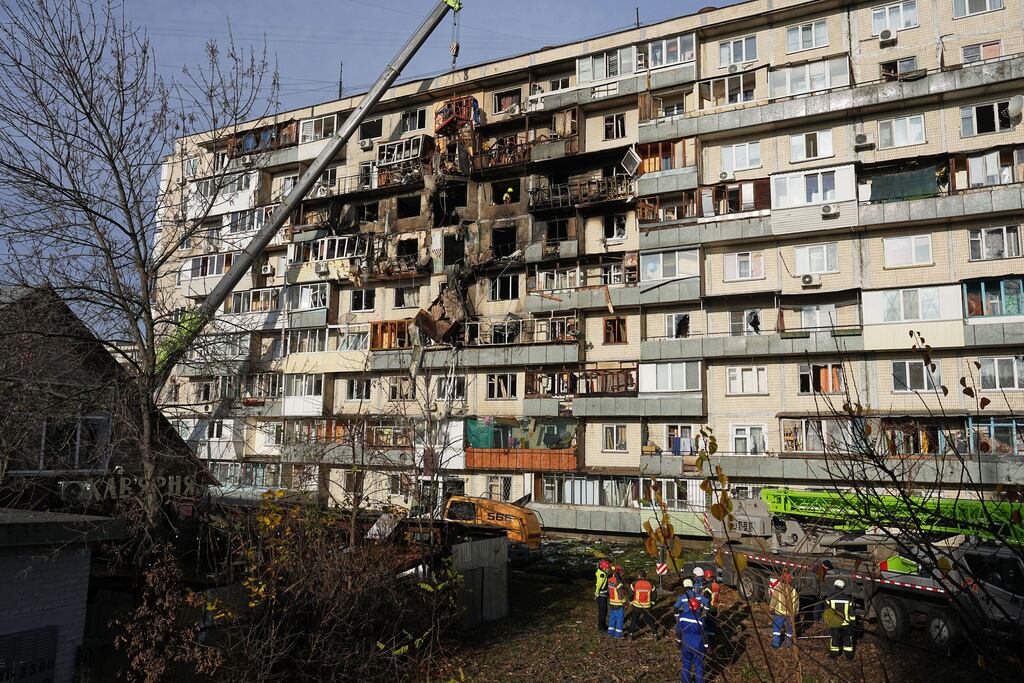 Equipos de rescate trabajan en el lugar de los hechos tras el ataque ruso a un edificio en Kiev, Ucrania, el viernes 14 de noviembre de 2025. (Foto AP/Efrem Lukatsky)