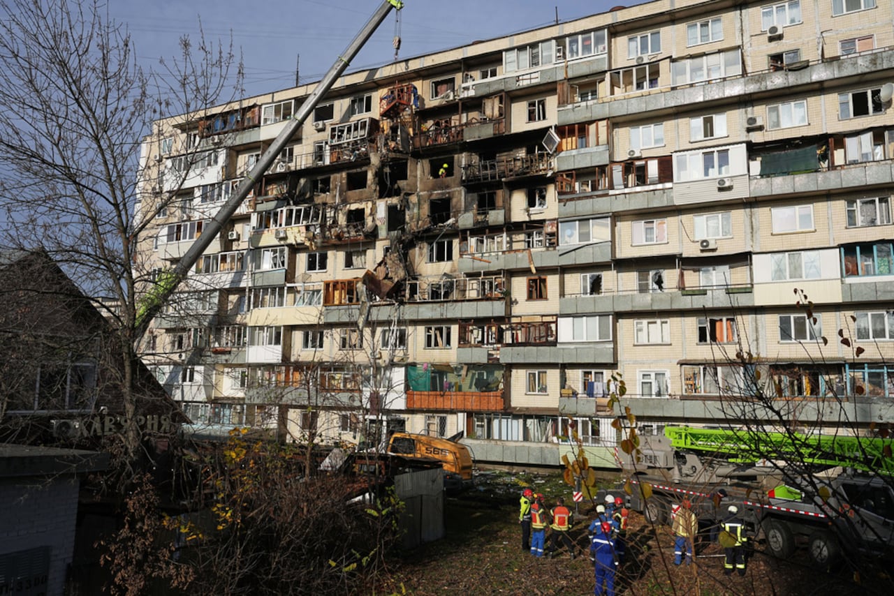 Equipos de rescate trabajan en el lugar de los hechos tras el ataque ruso a un edificio en Kiev, Ucrania, el viernes 14 de noviembre de 2025. (Foto AP/Efrem Lukatsky)