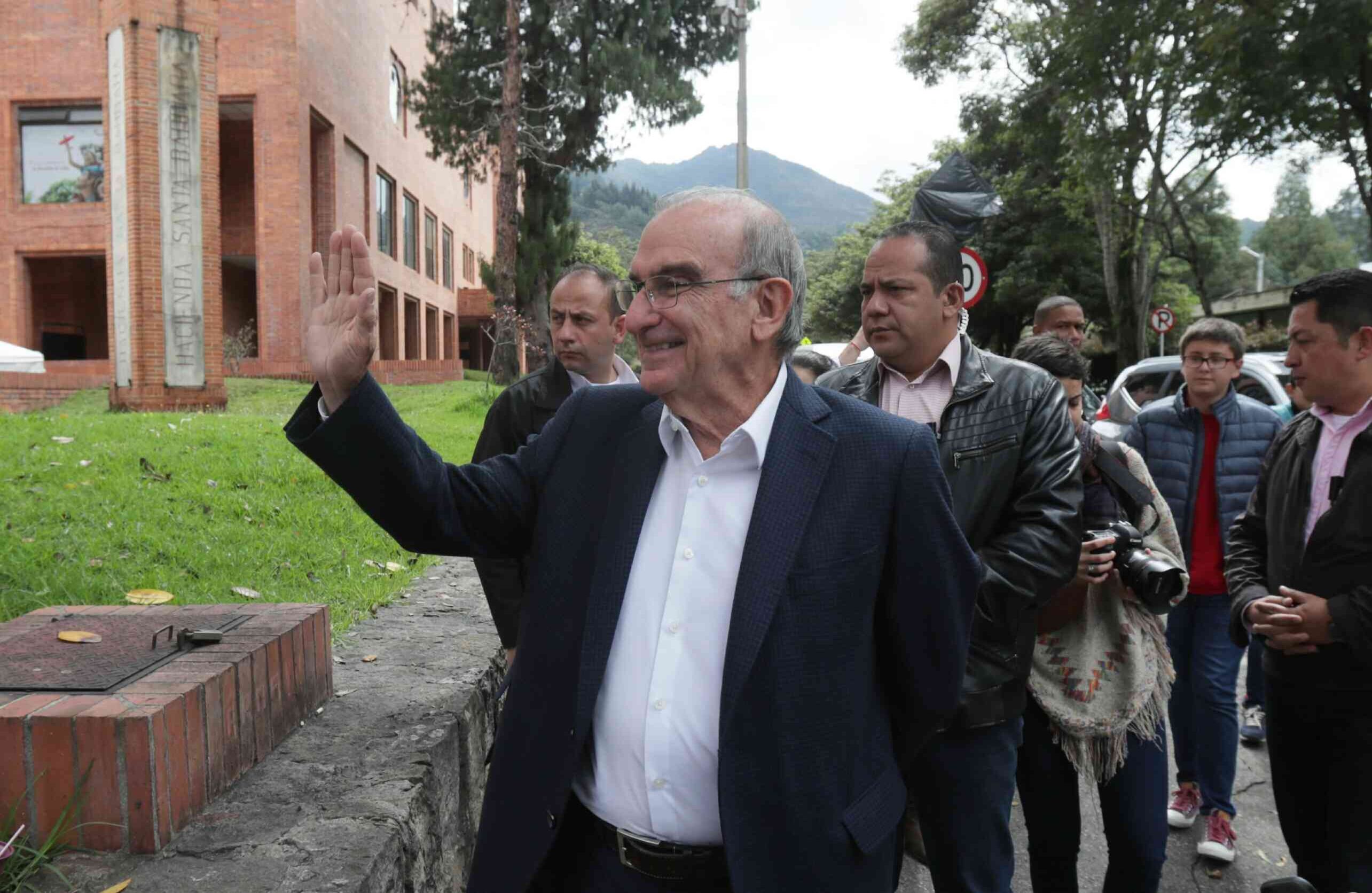 El ex jefe negociador del gobierno estuvo recorriendo la ciudad, acá saluda a algunos ciudadanos en el Centro Comercial Hacienda Santa Bárbara. Foto: Carlos Julio Martínez / SEMANA