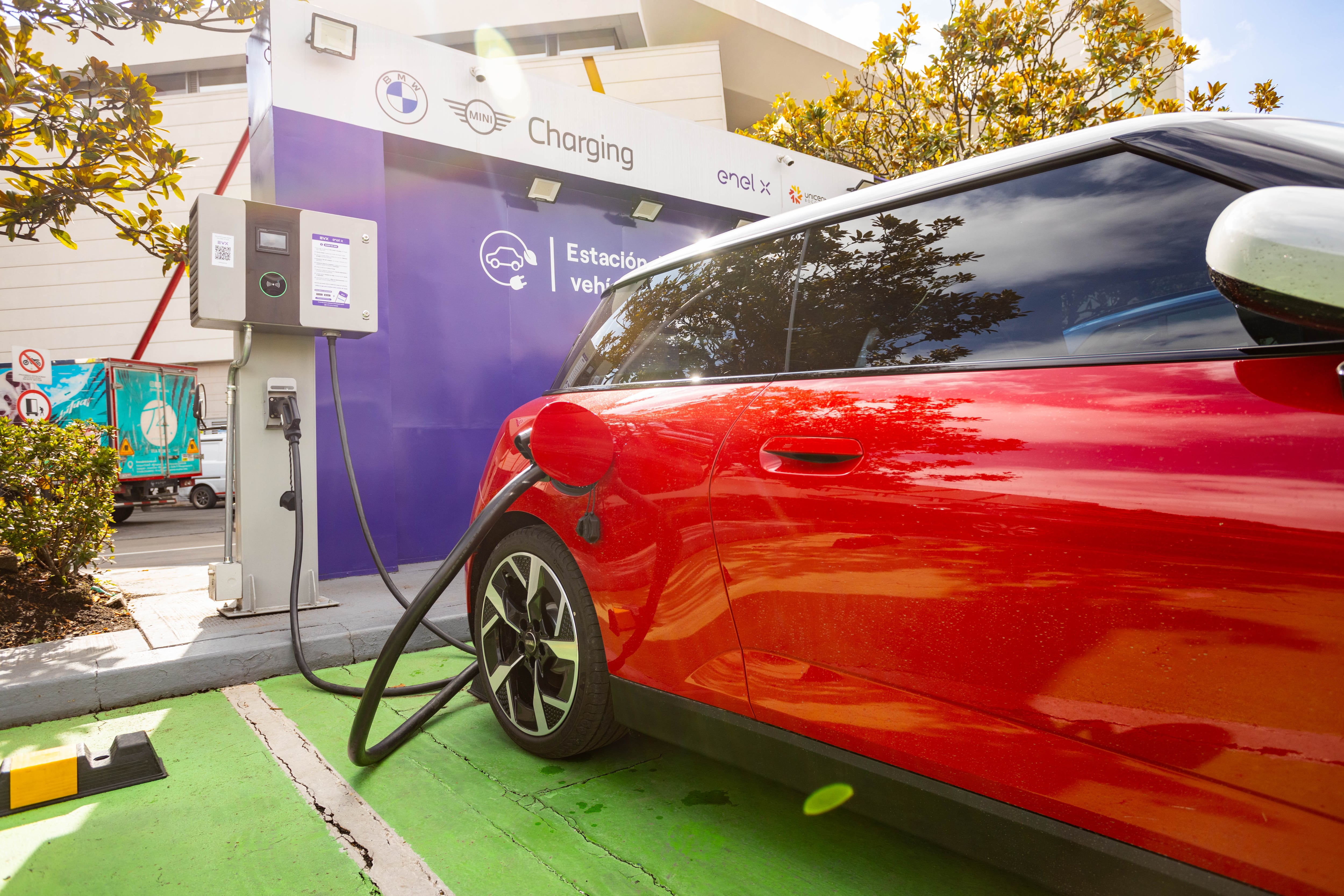 El espíritu de MINI sigue
vigente, pero potenciado con
tecnología eléctrica que redefine
la experiencia de conducción.