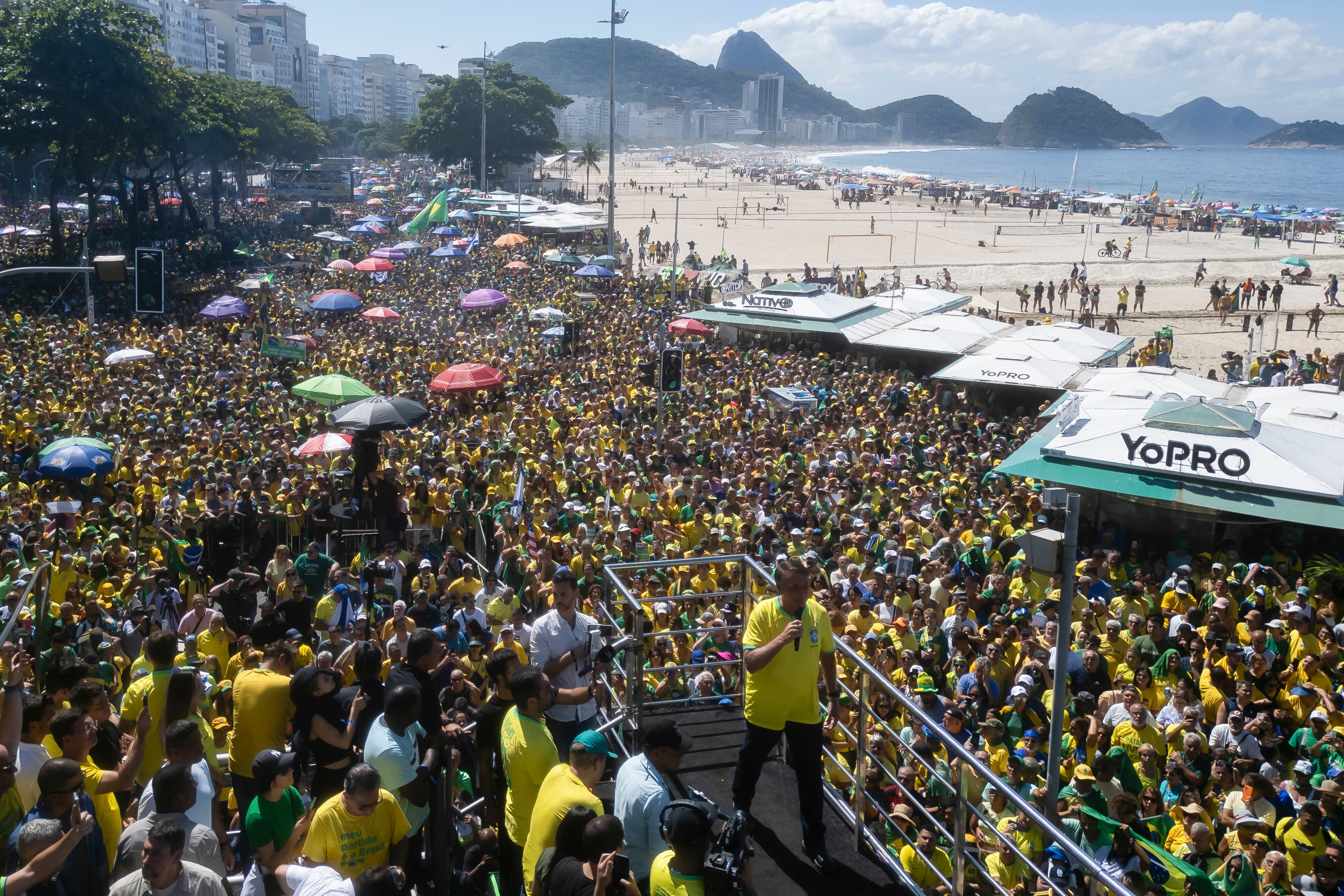 El expresidente de Brasil, Jair Bolsonaro, habla durante una manifestación pidiendo libertad de expresión, impulsada por órdenes judiciales brasileñas de suspender cuentas en la plataforma de redes sociales X, en la playa de Copacabana, Río de Janeiro, Brasil, el domingo 21 de abril de 2024.