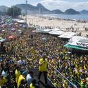 El expresidente de Brasil, Jair Bolsonaro, habla durante una manifestación pidiendo libertad de expresión, impulsada por órdenes judiciales brasileñas de suspender cuentas en la plataforma de redes sociales X, en la playa de Copacabana, Río de Janeiro, Brasil, el domingo 21 de abril de 2024.