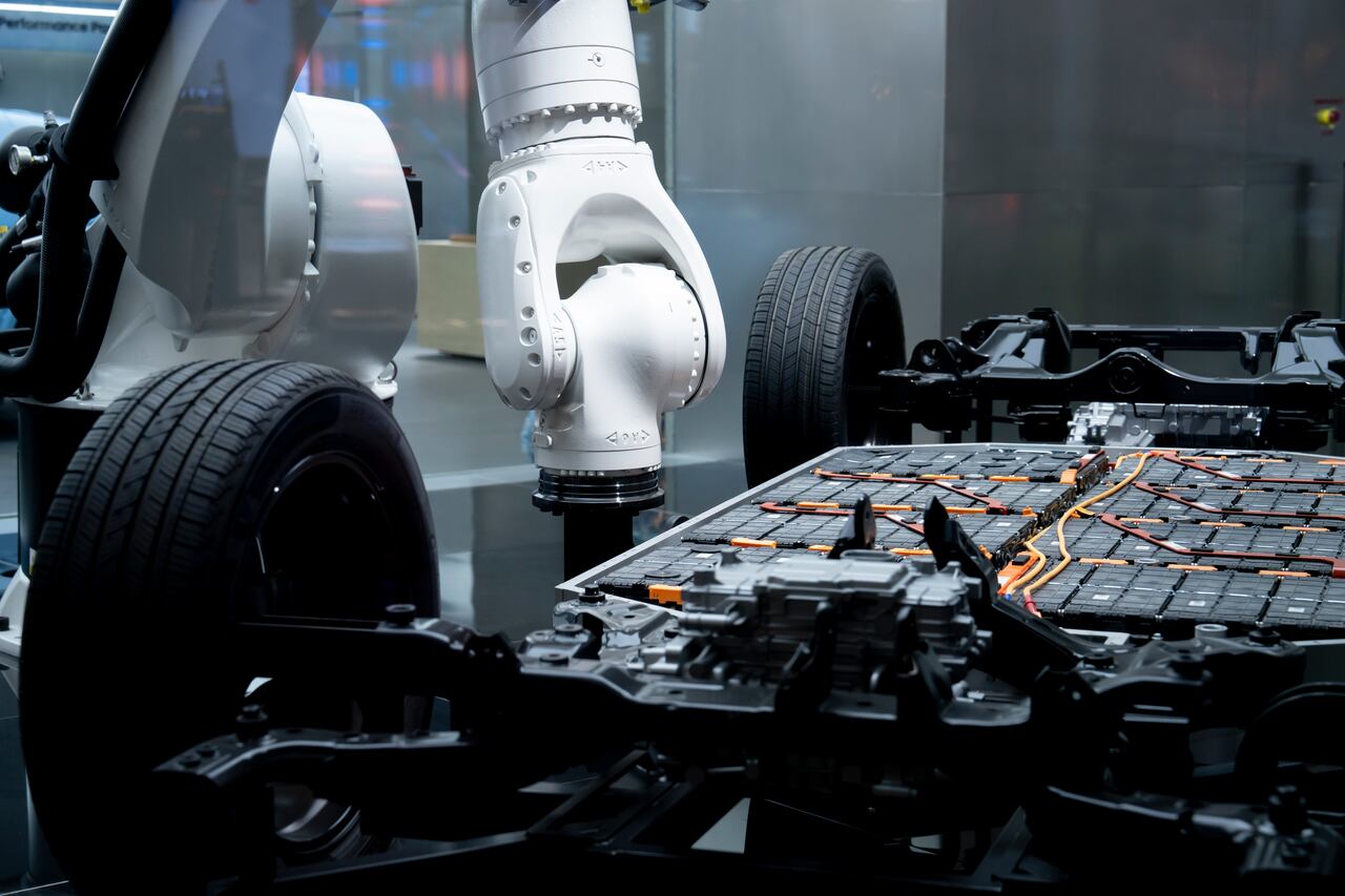 En los carros eléctricos, los paneles de baterías están instaladas en el suelo del vehículos.