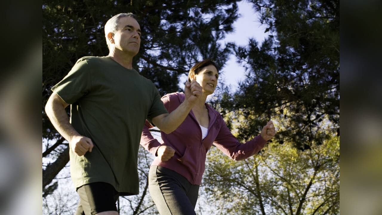 Los dolores en la rodilla se pueden presentar por una mala técnica al correr. Foto: GettyImages.