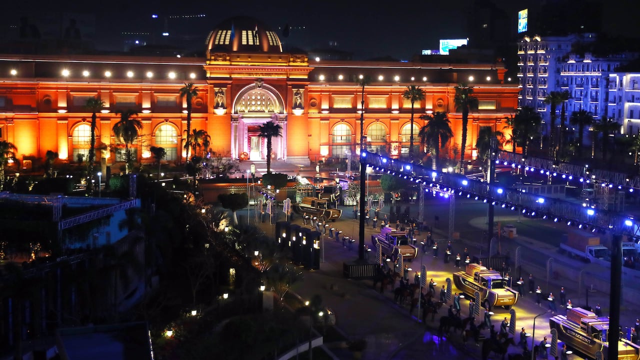 EL CAIRO, 3 de abril de 2021 -Vehículos personalizados para el traslado de momias salen del Museo Egipcio durante el Desfile Dorado de los Faraones en El Cairo, Egipto, el 3 de abril de 2021. Egipto trasladó el sábado por la noche 22 momias del Museo Egipcio en el centro de El Cairo al Museo Nacional de la Civilización Egipcia NMEC en un desfile festivo y notable conocido como "El desfile dorado de los faraones". Las momias pertenecen a 18 reyes y cuatro reinas de las dinastías XVII, XVIII, XIX y XX que gobernaron el antiguo Egipto hace más de 3.000 años. Foto de Ahmed Gomaa/Xinhua vía Getty (Xinhua/Ahmed Gomaa vía Getty Images)