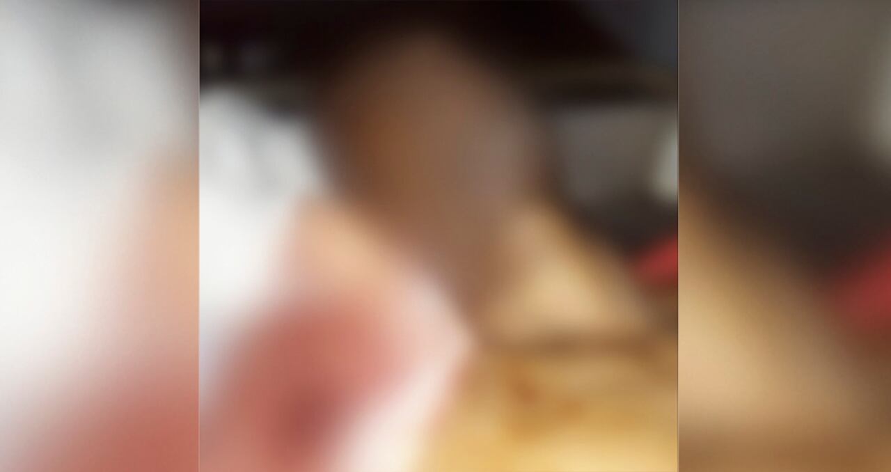 La foto del cuerpo sin vida del presidente Jovenel Moïse reposa en el informe forense. Aparece con su ropa de dormir rasgada y cubierta de sangre.