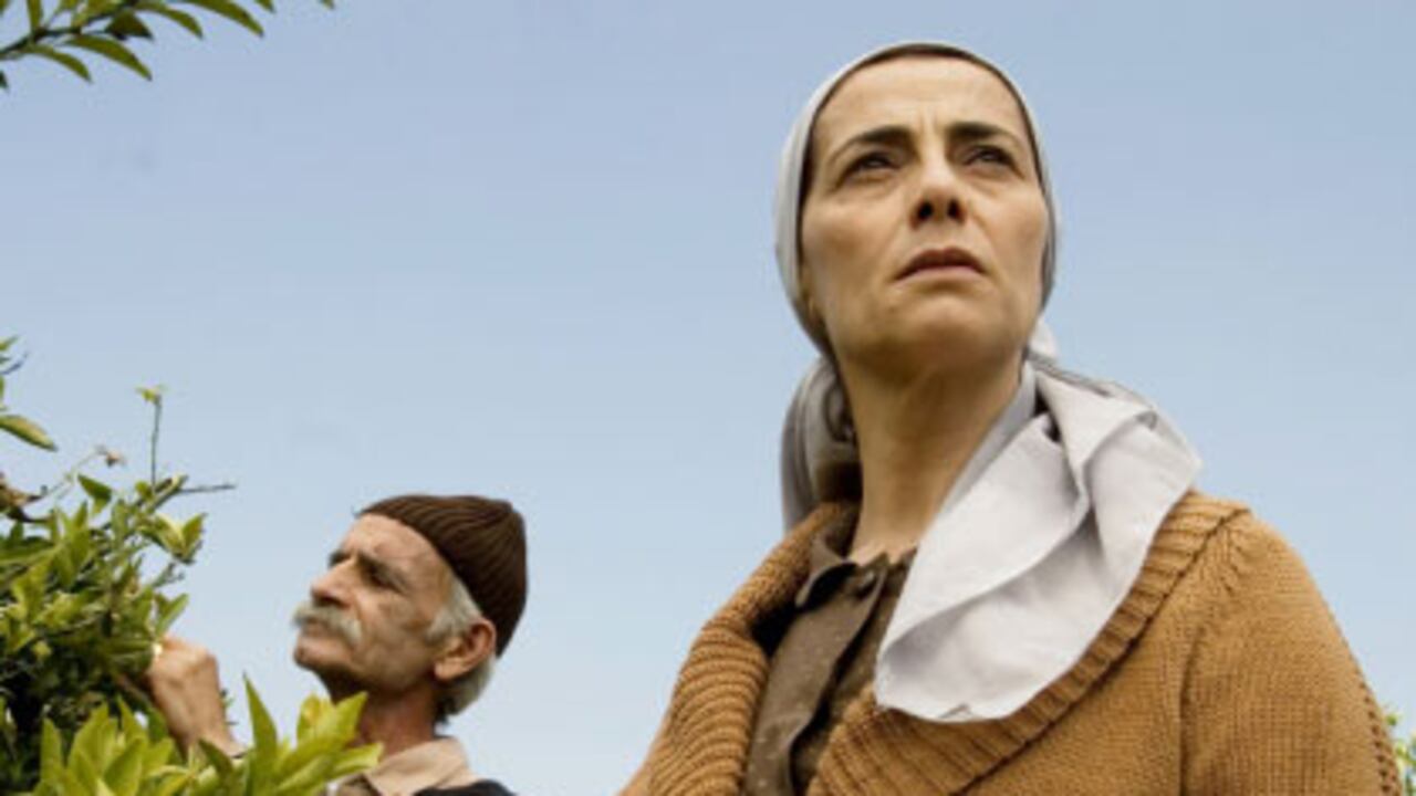 La viuda palestina Salma Zidane (Hiam Abbas) se enfrenta a las autoridades israelitas que quieren talar su limonar “por razones de seguridad”