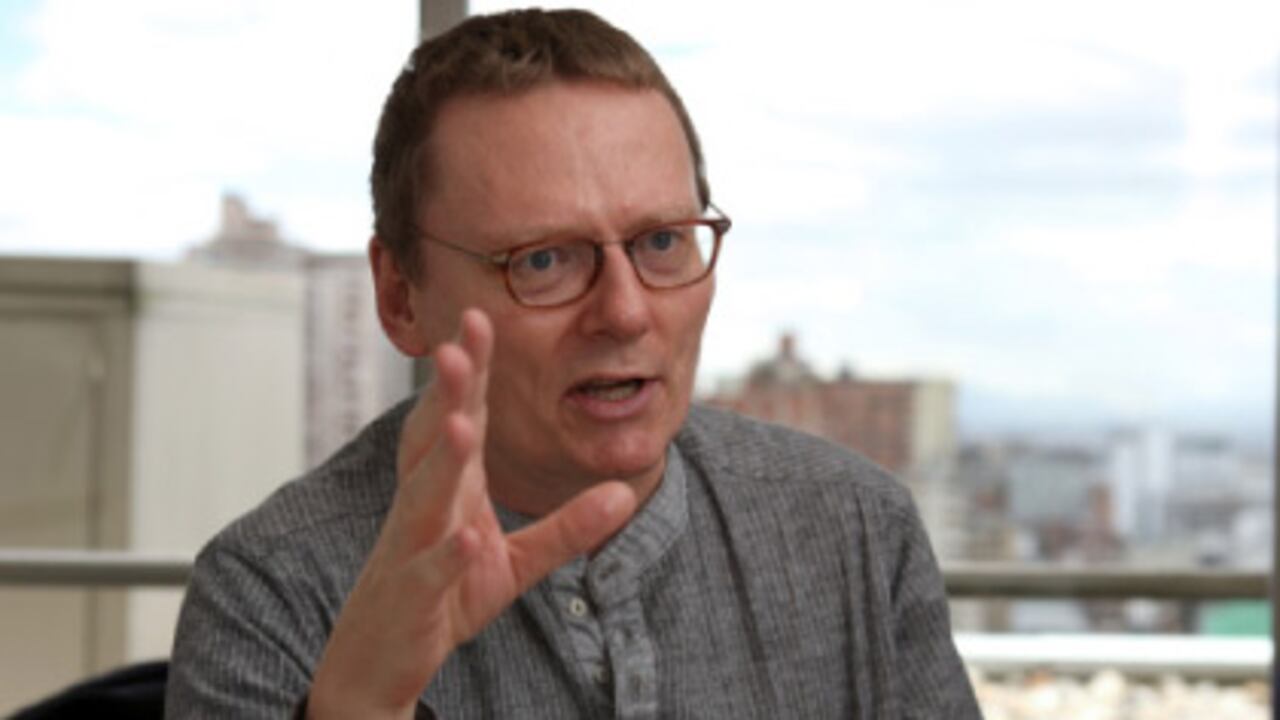 Los autores James Robinson y Daron Acemoglu argumentan que la política es el factor más determinante del desarrollo y el progreso de las naciones. De las instituciones políticas fuertes depende la capacidad de generar economías que crezcan y ofrezcan bienestar para todos.