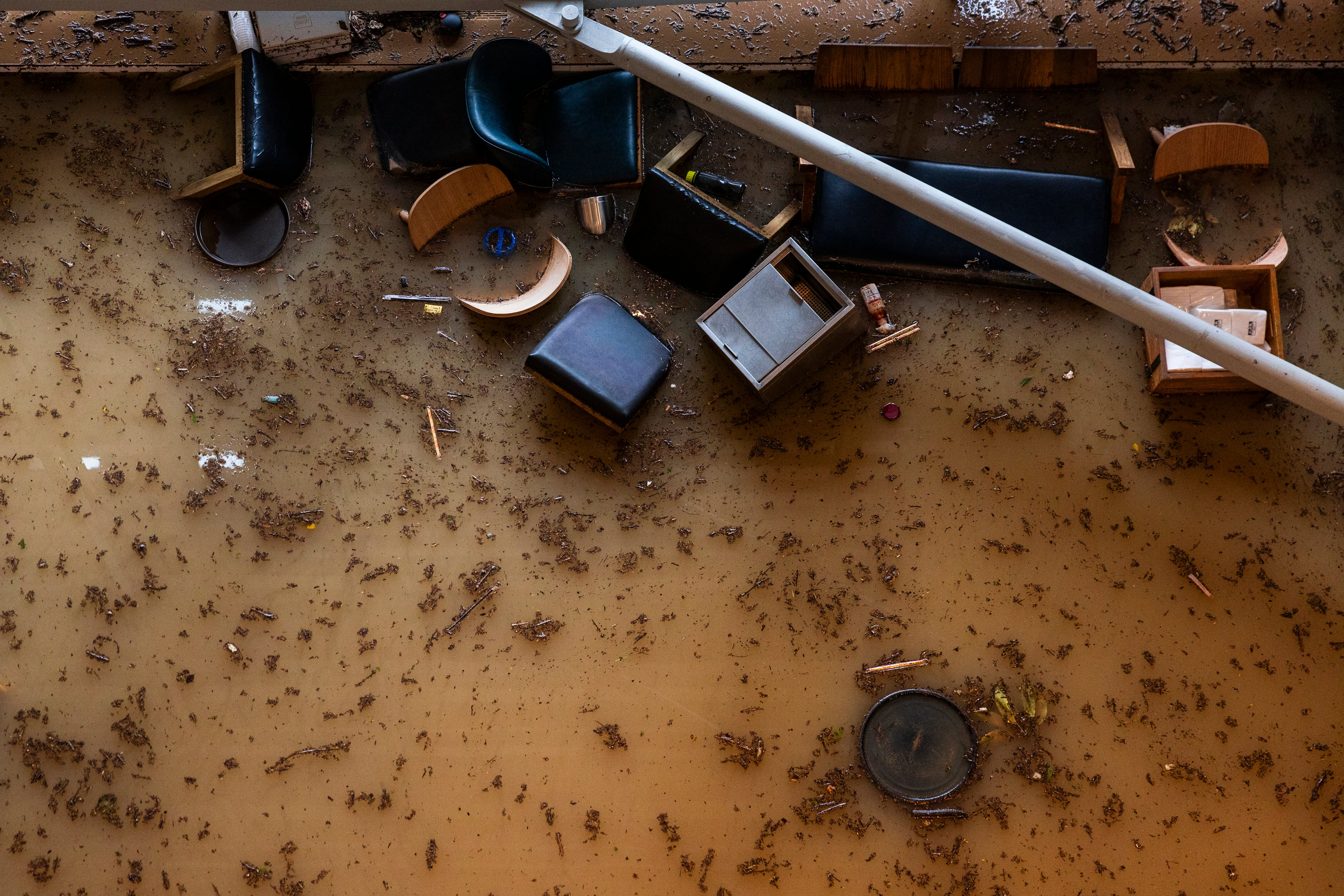 Las mesas de un restaurante se dispersan en un centro comercial inundado luego de fuertes tormentas en Hong Kong, el viernes, 8 de septiembre.