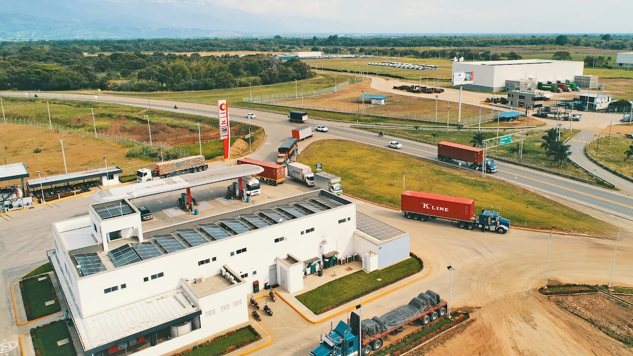 El proyecto cuenta con una Zona Franca con declaratoria vigente hasta 2048, un Centro Logístico con unas 60 hectáreas y un Centro de Servicios que incluye estación de combustible, tienda de conveniencia y parqueadero de enturnamiento para vehículos de carga.