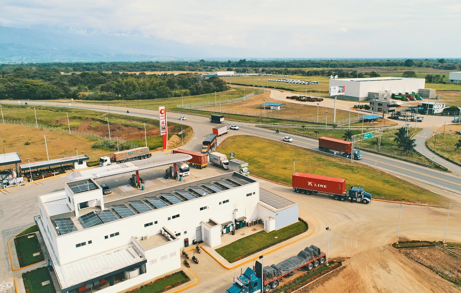 El proyecto cuenta con una Zona Franca con declaratoria vigente hasta 2048, un Centro Logístico con unas 60 hectáreas y un Centro de Servicios que incluye estación de combustible, tienda de conveniencia y parqueadero de enturnamiento para vehículos de carga.