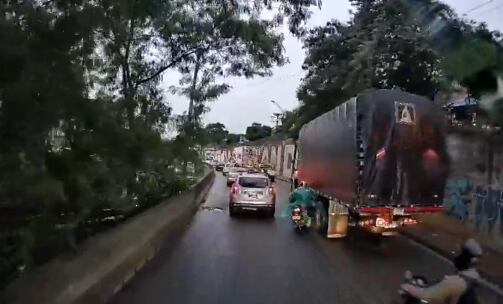 Momento exacto en que el motociclista pierde el control.