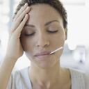 La fiebre o escalofríos puede ser un síntoma de leucemia. Foto: Getty Images.