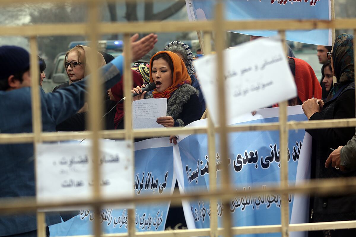 Activistas en Kabul protestan por el aumento de la violencia contra la mujer (AP)