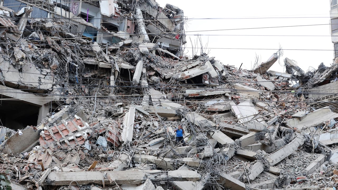 Un hombre camina entre los escombros de un edificio que colapsó tras los terremotos registrados en La Guaira, Venezuela, el jueves 25 de junio de 2026.