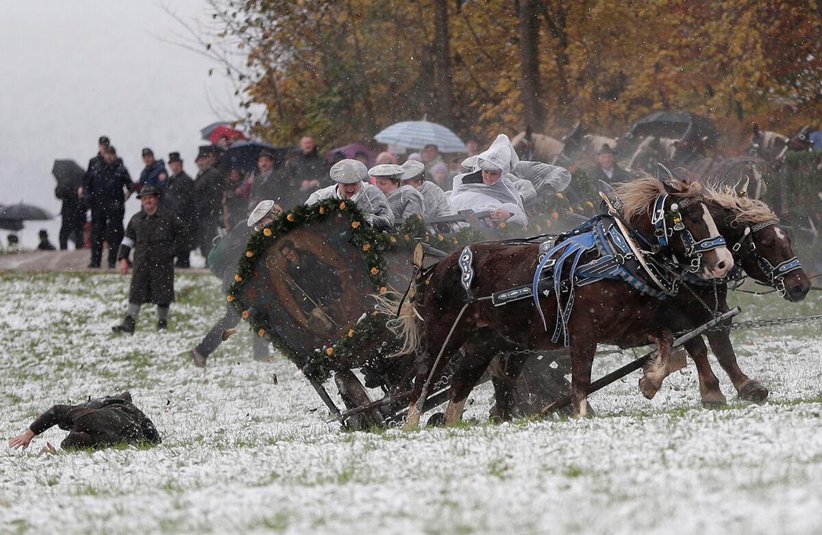 Un hombre se cae de un carruaje luego de que los caballos que lo arrastraban se desbocaran. El carruaje participaba en Leonhardi, una peregrinación tradicional llevada a cabo en el sur de Alemania. (AP)