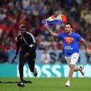 Hincha saltó a la cancha con la bandera LGBTI a los 50 minutos del partido entre Portugal y Uruguay. Foto: Twitter @nocontextfooty