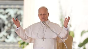 El papa León XIV bendice a los feligreses al inicio de su audiencia general en la Plaza de San Pedro, el miércoles 8 de abril de 2026, en el Vaticano. (AP Foto/Gregorio Borgia)