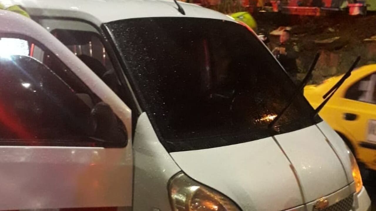 El vehículo quedó con varios impactos de bala.