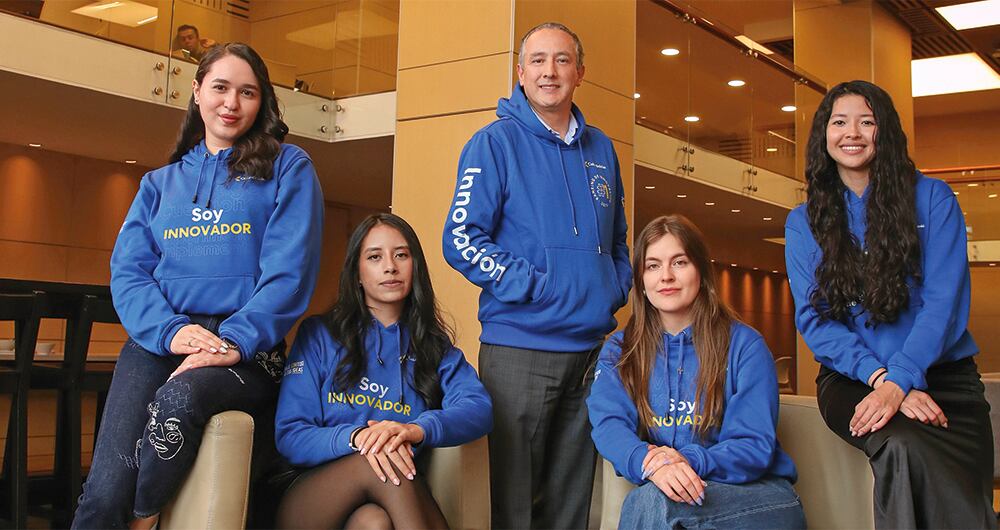 El equipo de innovación de Colsubsidio tiene como meta promover el desarrollo de nuevas ideas y soluciones entre los 17.000 empleados de sus 14 unidades de negocios. De izquierda a derecha Diana Casanova, Juan Manuel Bottía (Gerente de innovacion de Colsubsidio), María Camila Palomino, Nicole Martínez, Laura Ávila.