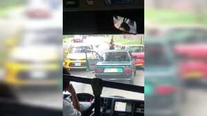 La pelea se registró en una vía pública de Cali.