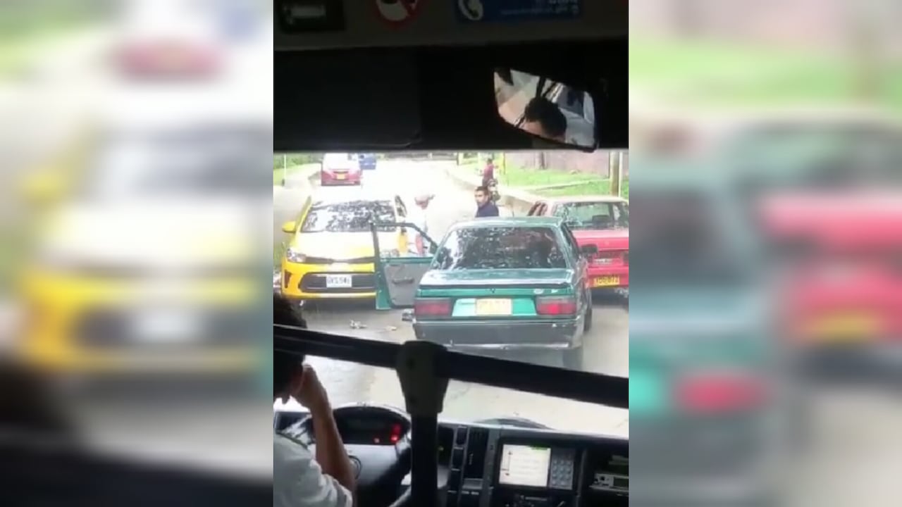 En medio de lo que sería un caso de intolerancia, se enfrentaron a puño limpio dos conductores en una vía pública de Cali.