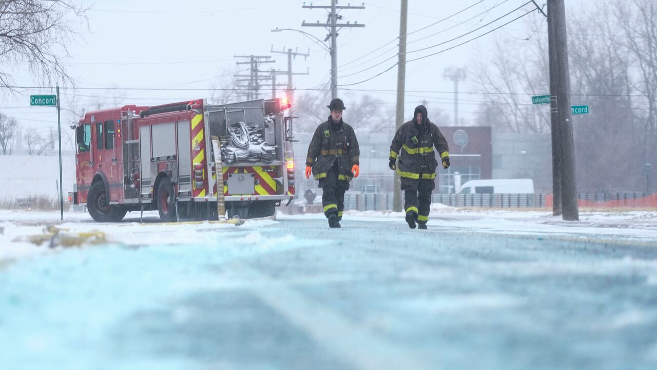 Bomberos de Detroit estuvieron en las calles para prestar sus servicios durante el paso de la tormenta.
