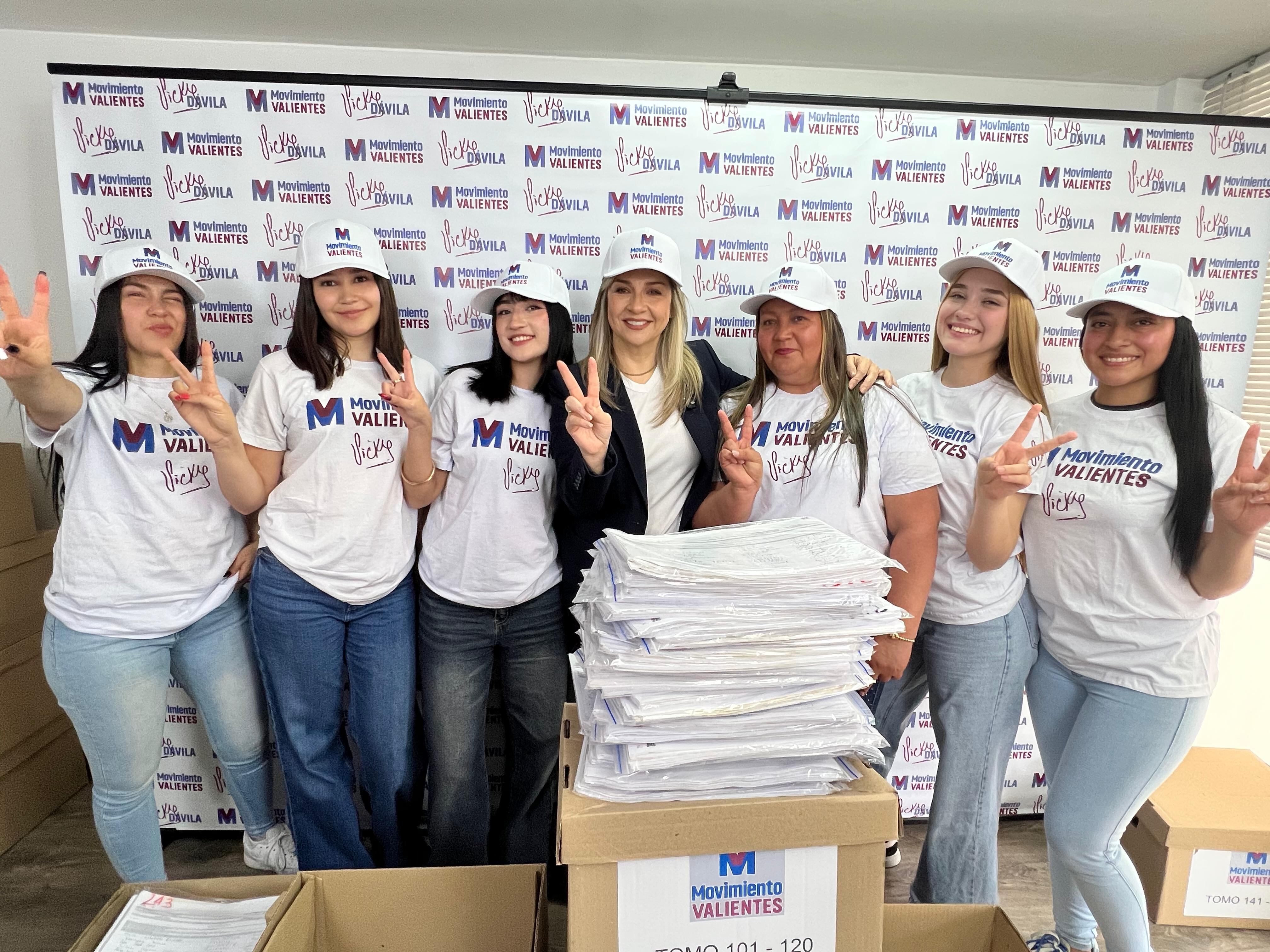 Vicky Dávila logró el medio millón de firmas.