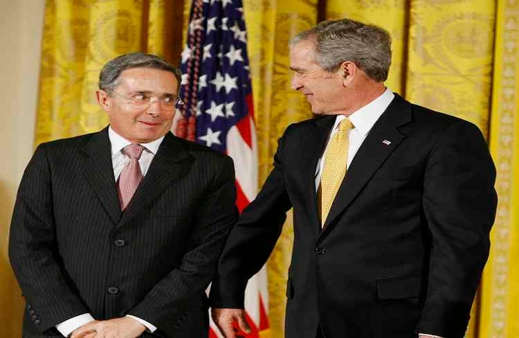 El presidente de Colombia, Álvaro Uribe, (2002-2010) con el presidente de Estados Unidos, George W. Bush, (2001-2009). Fue una de las tres visitas oficiales del expresidente Uribe a la Casa Blanca. En este encuentro, en enero del 2009, Bush le entregó a Uribe la máxima distinción que otorga el gobierno de ese país, la Medalla de la Libertad (Presidential Medal of Freedom, "por su trabajo para mejorar las vidas de los colombianos". 
