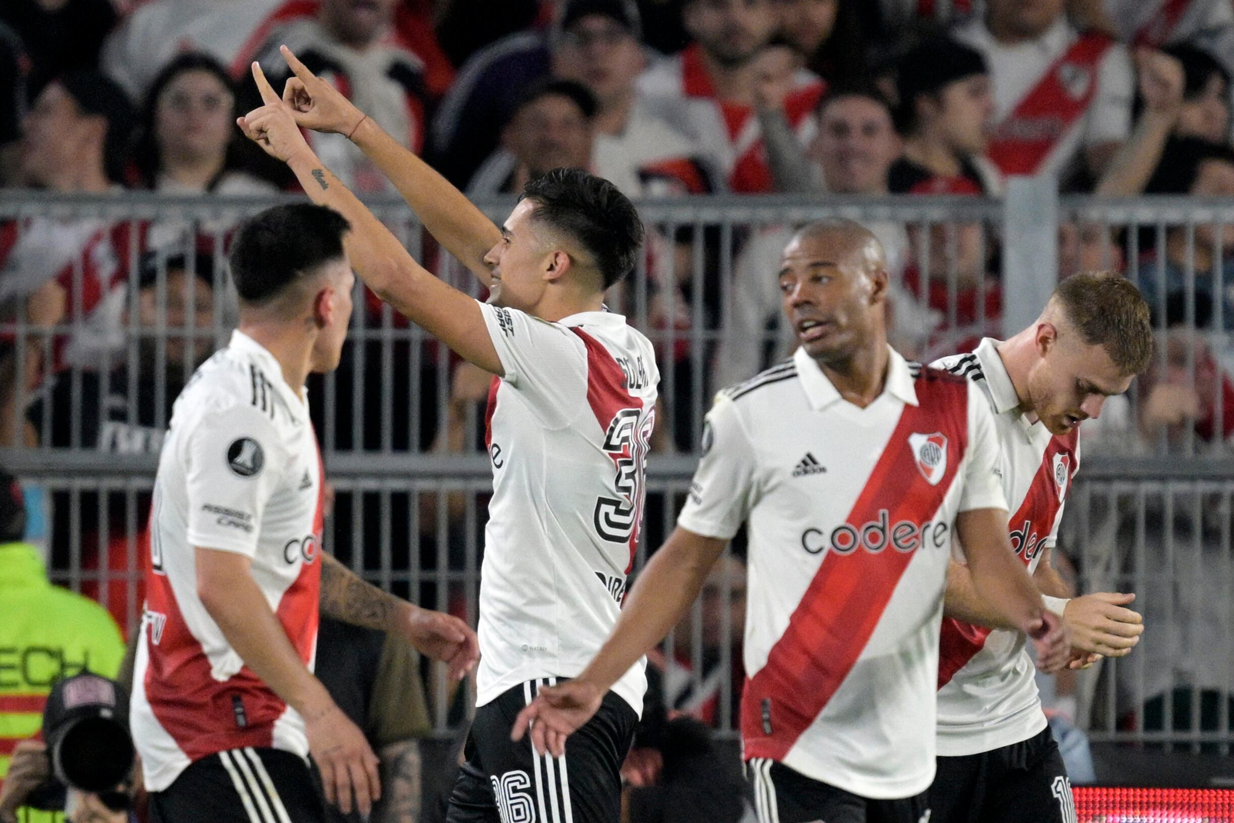 El delantero de River Plate Pablo Solari (2-L) celebra tras marcar el segundo gol de su equipo durante el partido de fútbol de ida de octavos de final de la Copa Libertadores entre River Plate de Argentina e Internacional de Brasil en el estadio Mas Monumental de Buenos Aires, el 1 de agosto de 2023. (Foto de JUAN MABROMATA / AFP)